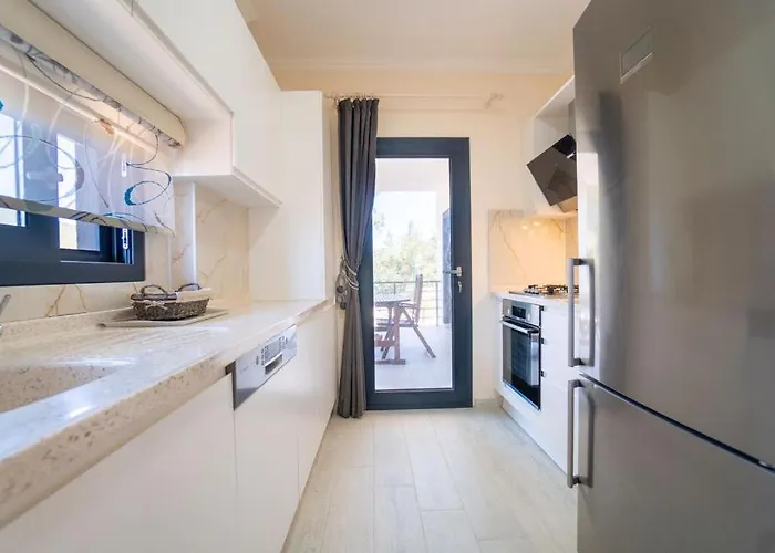 Kizilagacta Oezel Havuzlu Genis Bahceli Lueks *