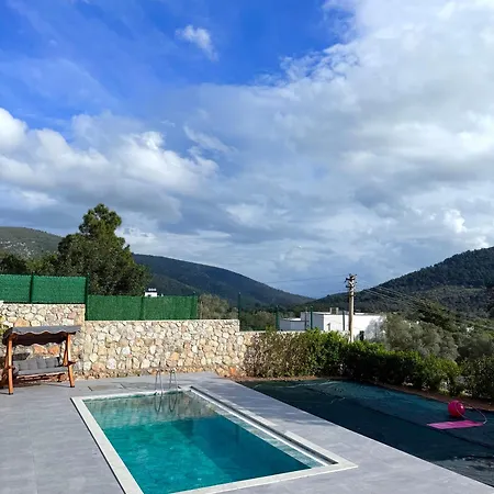 Kızılağaçta özel Havuzlu Geniş Bahçeli Lüks Tatil Evi