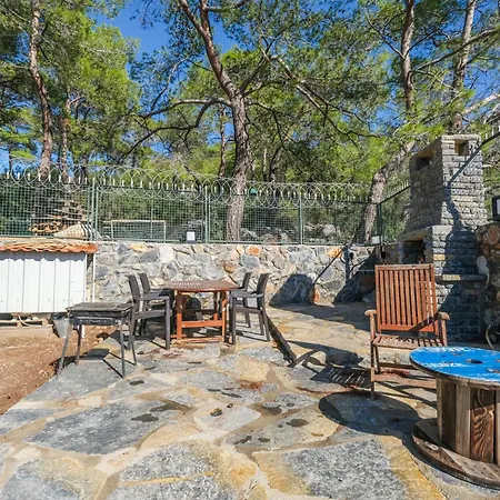 Kizilagacta Oezel Havuzlu Genis Bahceli Lueks בודרום