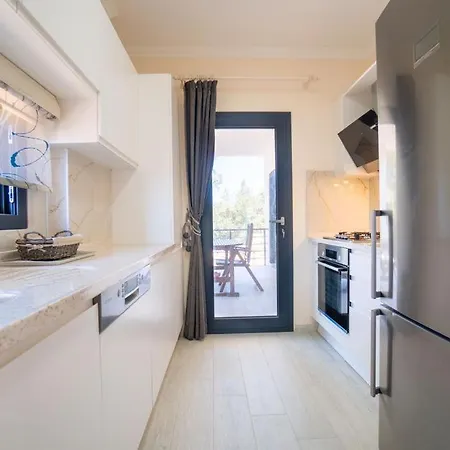 Kizilagacta Oezel Havuzlu Genis Bahceli Lueks *