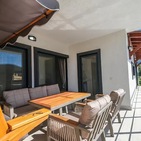 Kizilagacta Oezel Havuzlu Genis Bahceli Lueks