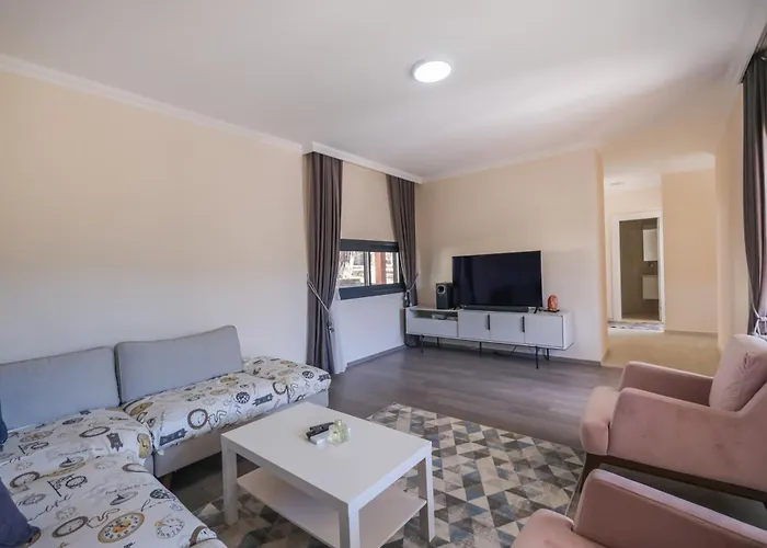 Kizilagacta Oezel Havuzlu Genis Bahceli Lueks