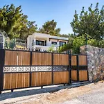 Kizilagacta Oezel Havuzlu Genis Bahceli Lueks بودروم