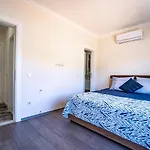 Kizilagacta Oezel Havuzlu Genis Bahceli Lueks *
