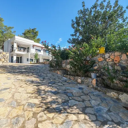 Kizilagacta Oezel Havuzlu Genis Bahceli Lueks *