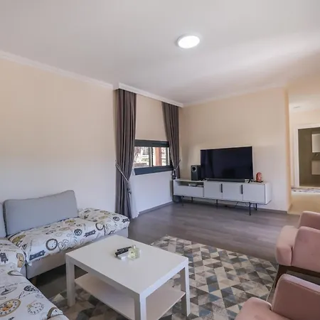 Kizilagacta Oezel Havuzlu Genis Bahceli Lueks