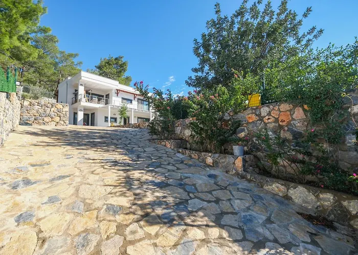 Kizilagacta Oezel Havuzlu Genis Bahceli Lueks *