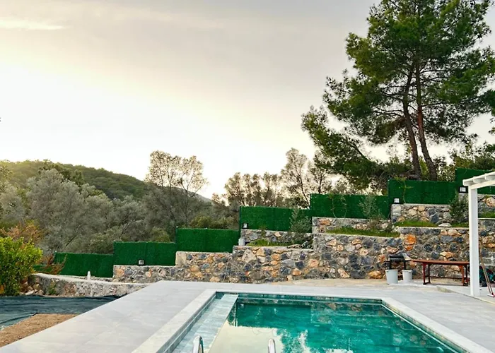 Kizilagacta Oezel Havuzlu Genis Bahceli Lueks *